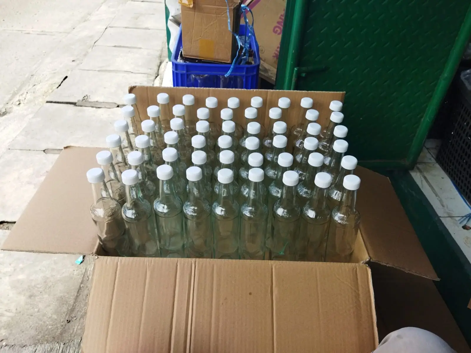 Stok botol kaca konsisten